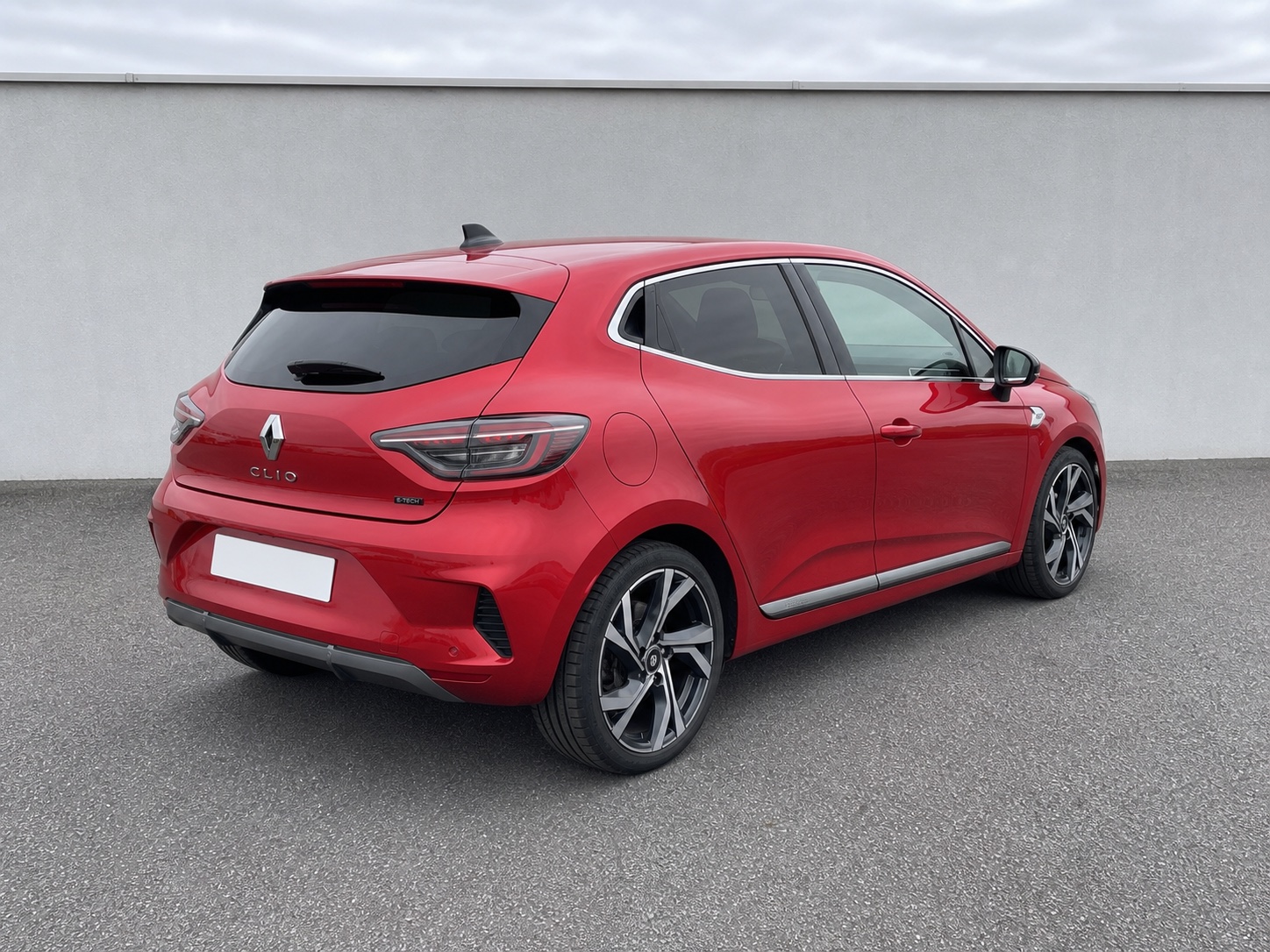Citadine rouge dans un showroom virtuel hangar — photo originale