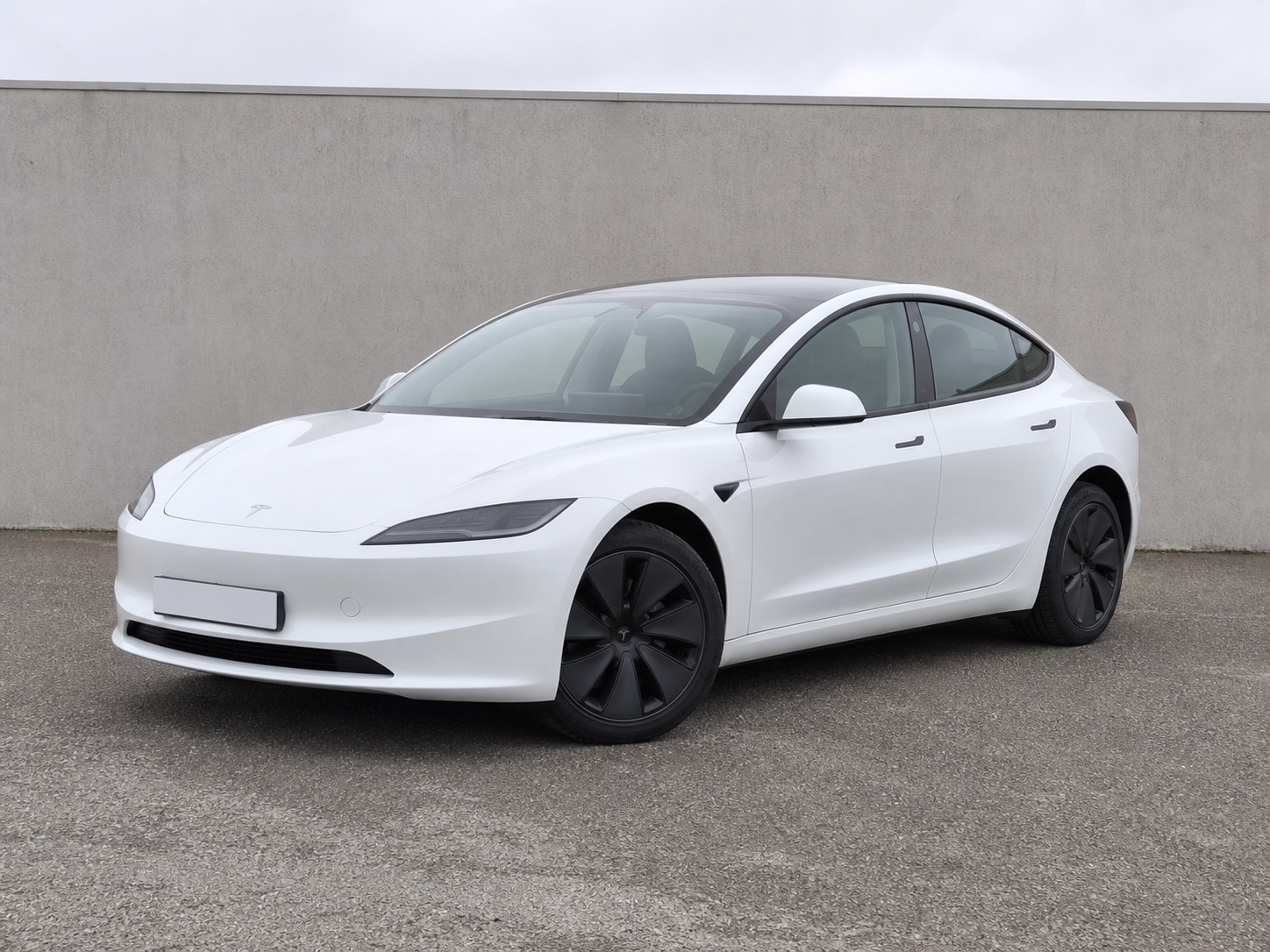 Voiture électrique sur sol damier avec logo de concession — photo originale