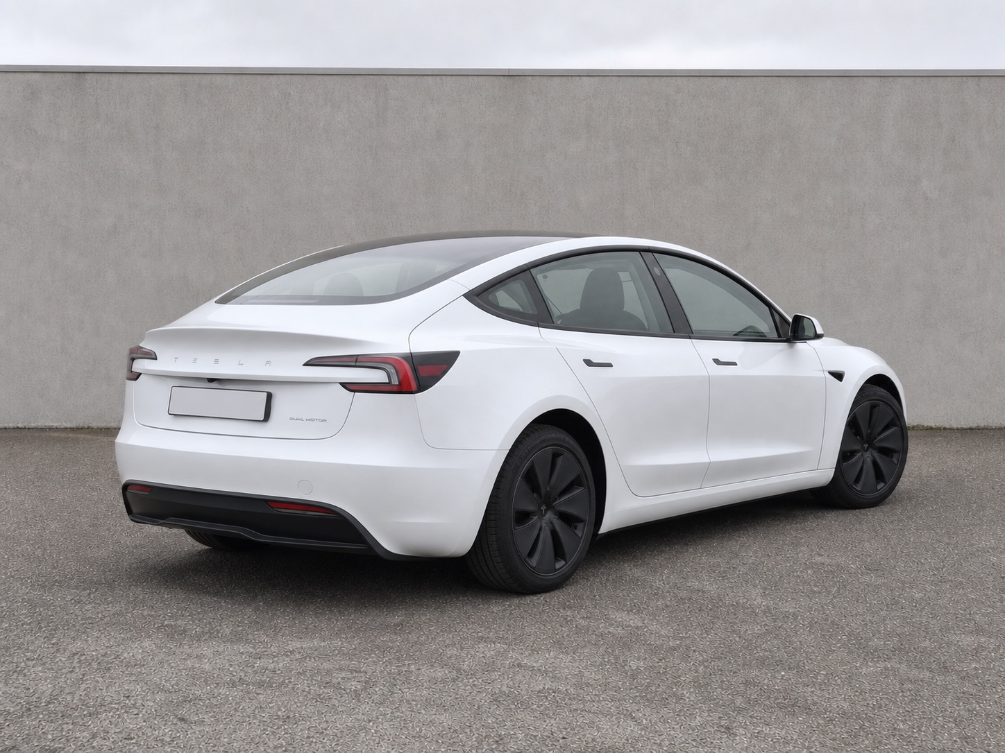 Berline électrique blanche dans un studio virtuel sable — photo originale