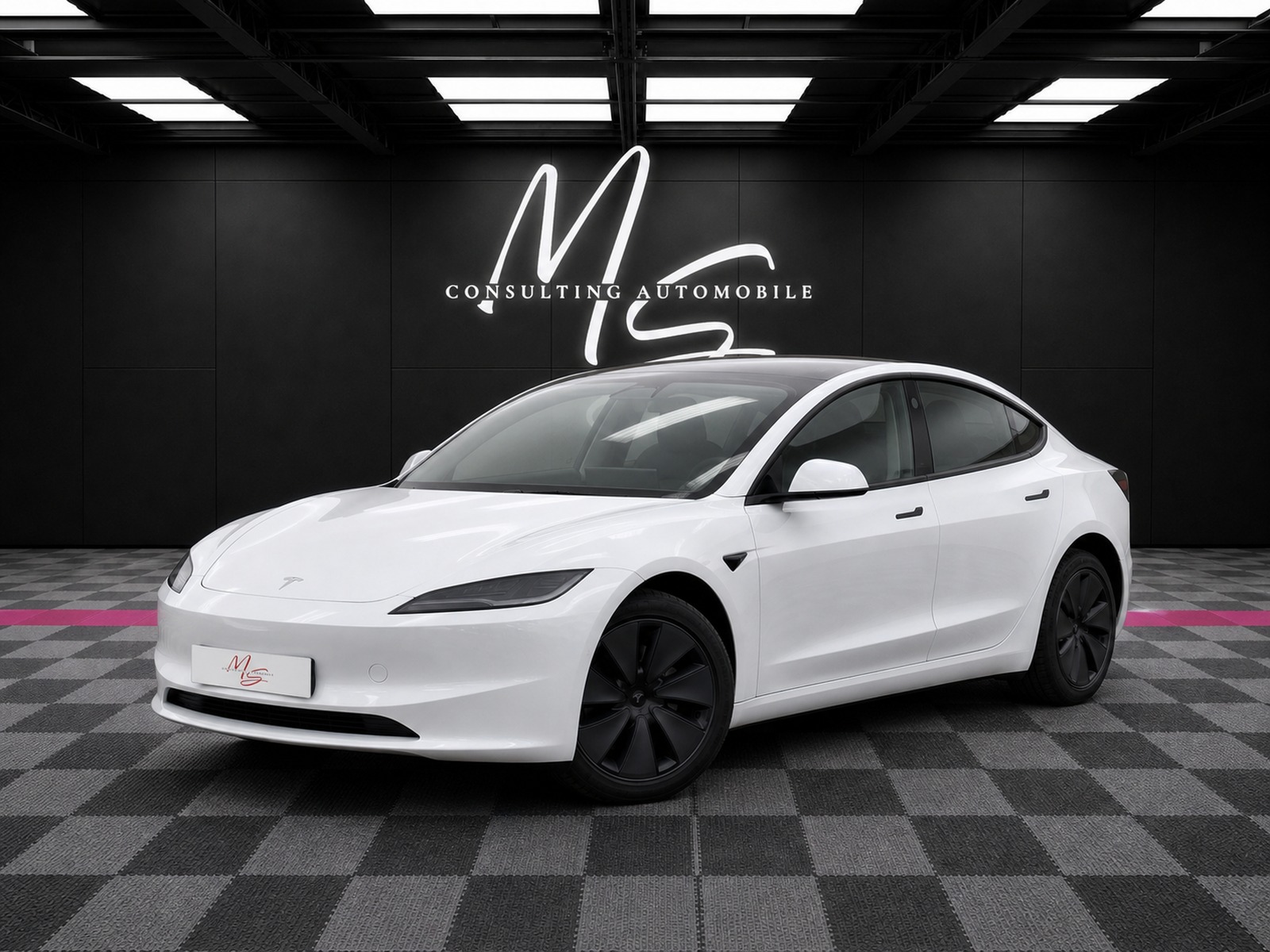 Voiture électrique sur sol damier avec logo de concession — photo mise en scène