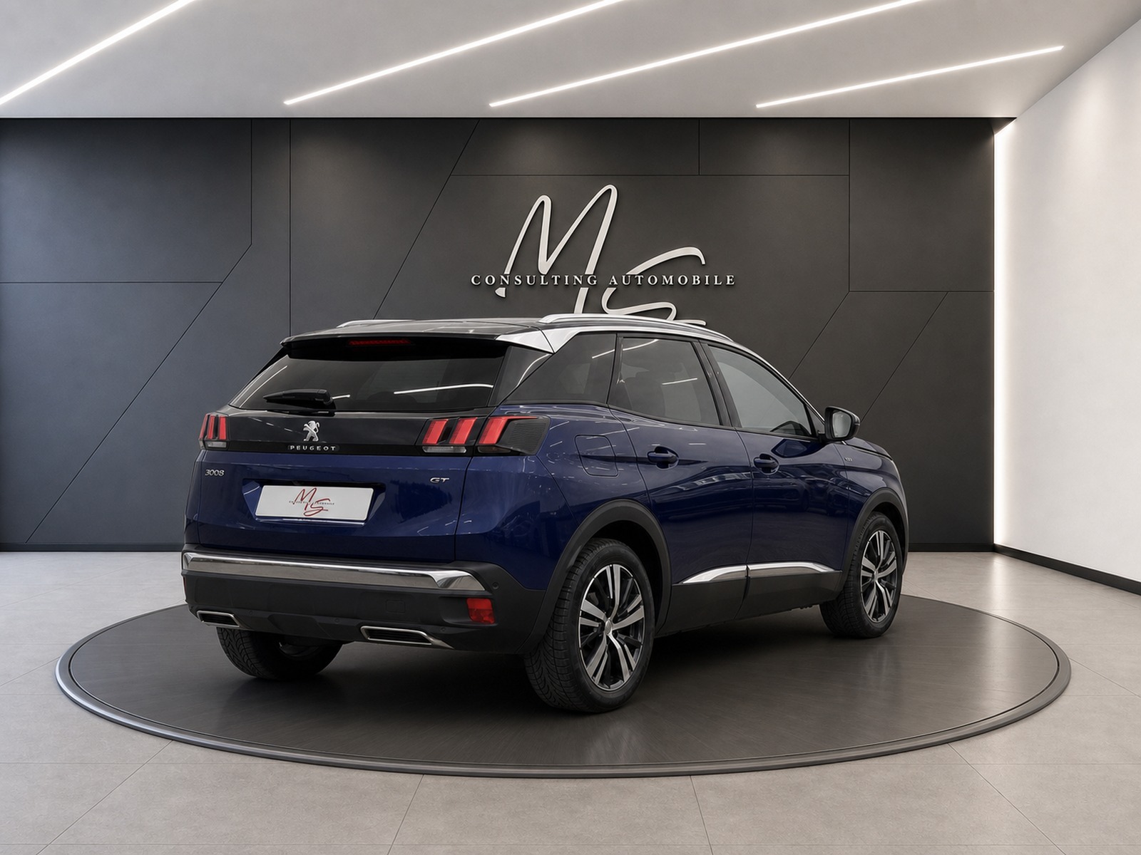 SUV bleu sur plaque tournante dans un garage virtuel — photo mise en scène