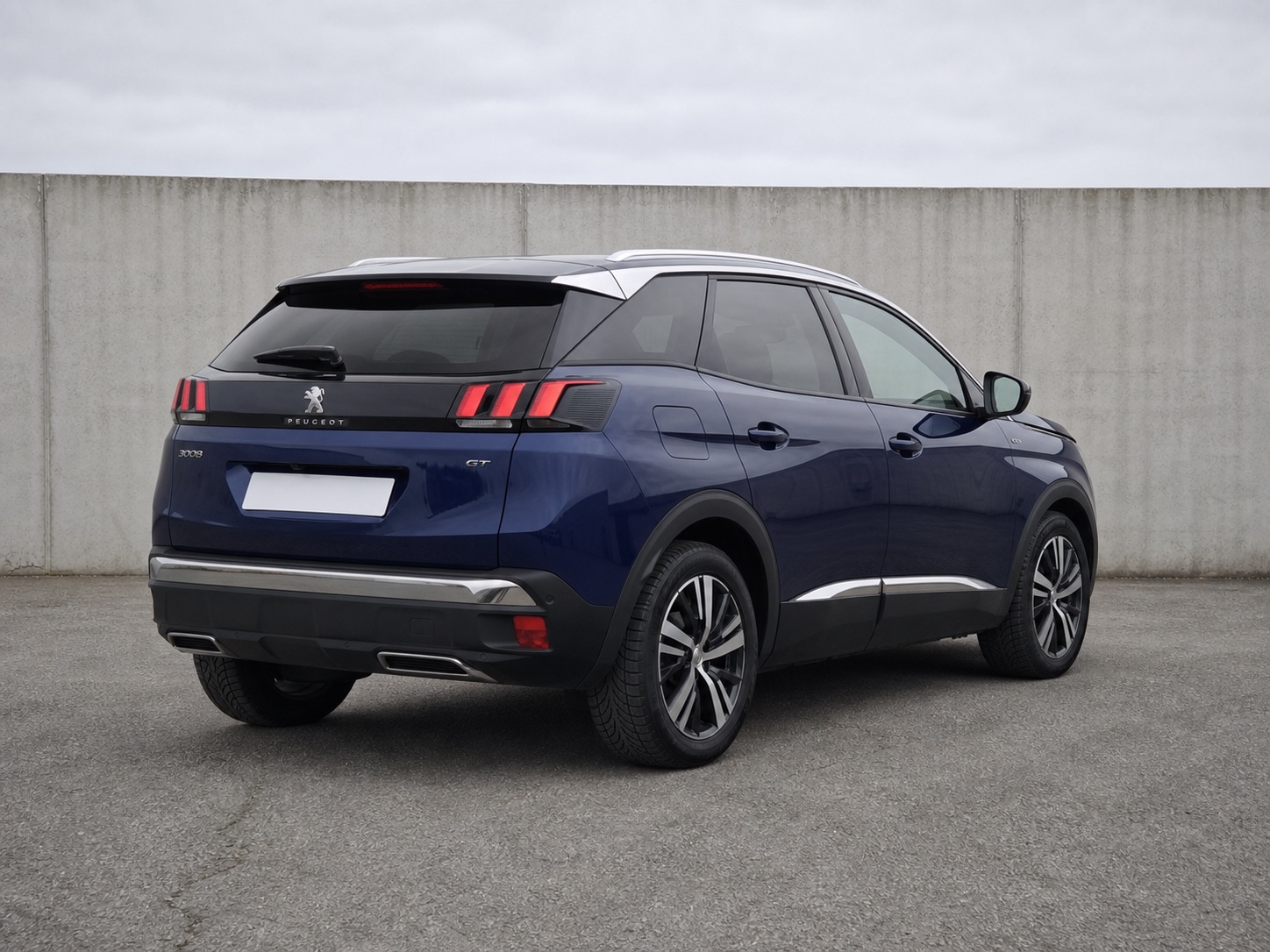 SUV bleu sur plaque tournante dans un garage virtuel — photo originale